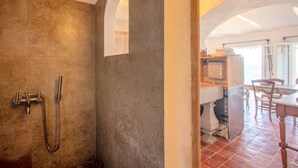 A bathroom with a shower, a sink, and a window. - Apartment "La maison de Constance" with Sea View, Terraces and Wi-Fi (Cavalaire-sur-Mer)