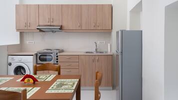 Réfrigérateur, four, plaque de cuisson, cafetiÚre/bouilloire