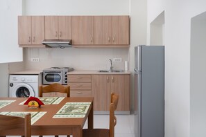 Een koelkast, een oven, een kookplaat, een koffiezetapparaat/waterkoker