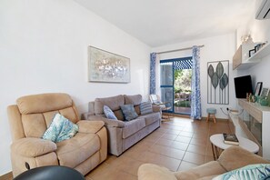 TV, tavolo da ping pong