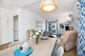 TV, tavolo da ping pong