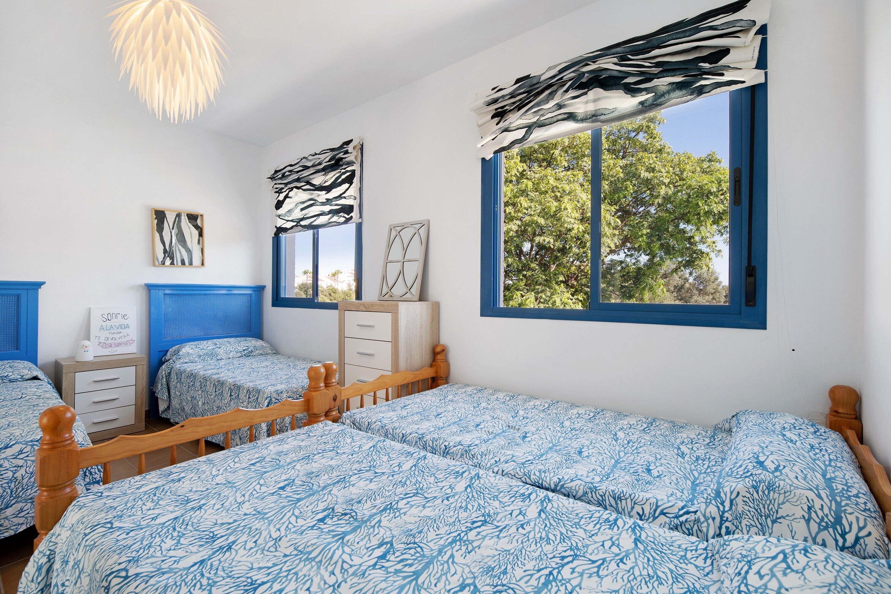 2 habitaciones, tabla de planchar con plancha y ropa de cama 