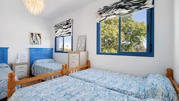 2 habitaciones, tabla de planchar con plancha y ropa de cama