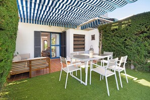 Outdoor dining - Holiday Home 'Casa En Costa Ballena' with Shared Pool, Private Terrace and Air Conditioning (ROTA)