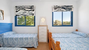 2 dormitorios, tabla de planchar con plancha, ropa de cama