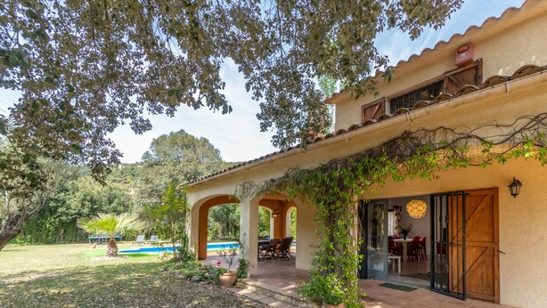 A covered patio with outdoor seating, a pool, and a view of the surrounding landscape. - Villa 'Del Sol' with Mountain View, Wi-Fi and Air Conditioning (Santa cristina D'aro)