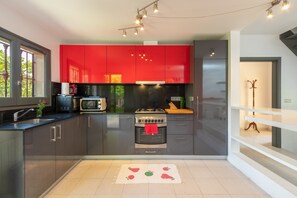 Frigorífico, microondas, horno y placa de cocina