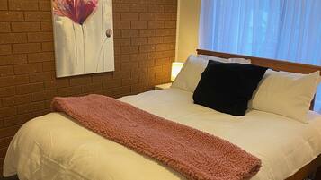 2 dormitoris, escriptori i planxa i posts de planxar