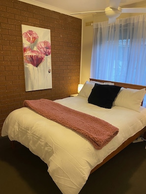 2 habitaciones, escritorio y tabla de planchar con plancha 