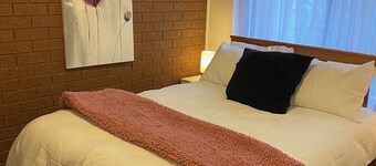 Quiet and comfortable 2 bedroom apartment, 65 inch Smart TV