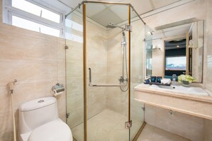 Articles de toilette gratuits, sèche-cheveux, peignoirs, chaussons