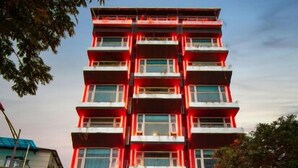 Een meerhoog gebouw met een opvallend bord waarop '2 coffee' staat.