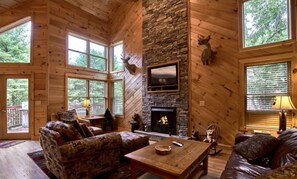 Living area - Mountain Memories - Cabin near Blue Ridge Parkway (Boone)