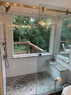 Douche, séchoir à cheveux, serviettes fournies, savon