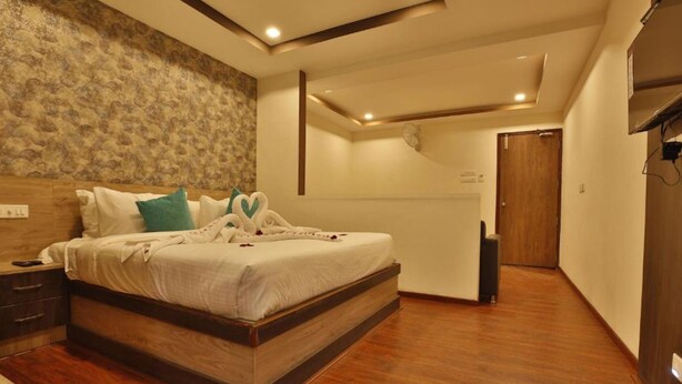 Un dormitorio moderno con una cama de madera, una mesita de noche y un armario.