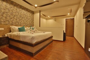 Um quarto moderno com uma cama de madeira, mesa de cabeceira e guarda-roupa.