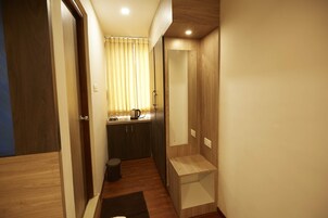 Comfort driepersoonskamer | Select Comfort-bedden, een bureau, geluiddichte muren, gratis wifi