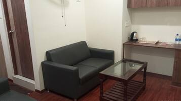 Habitación Business | Zona de estar | Televisión de pantalla plana de 42 pulgadas con canales por satélite