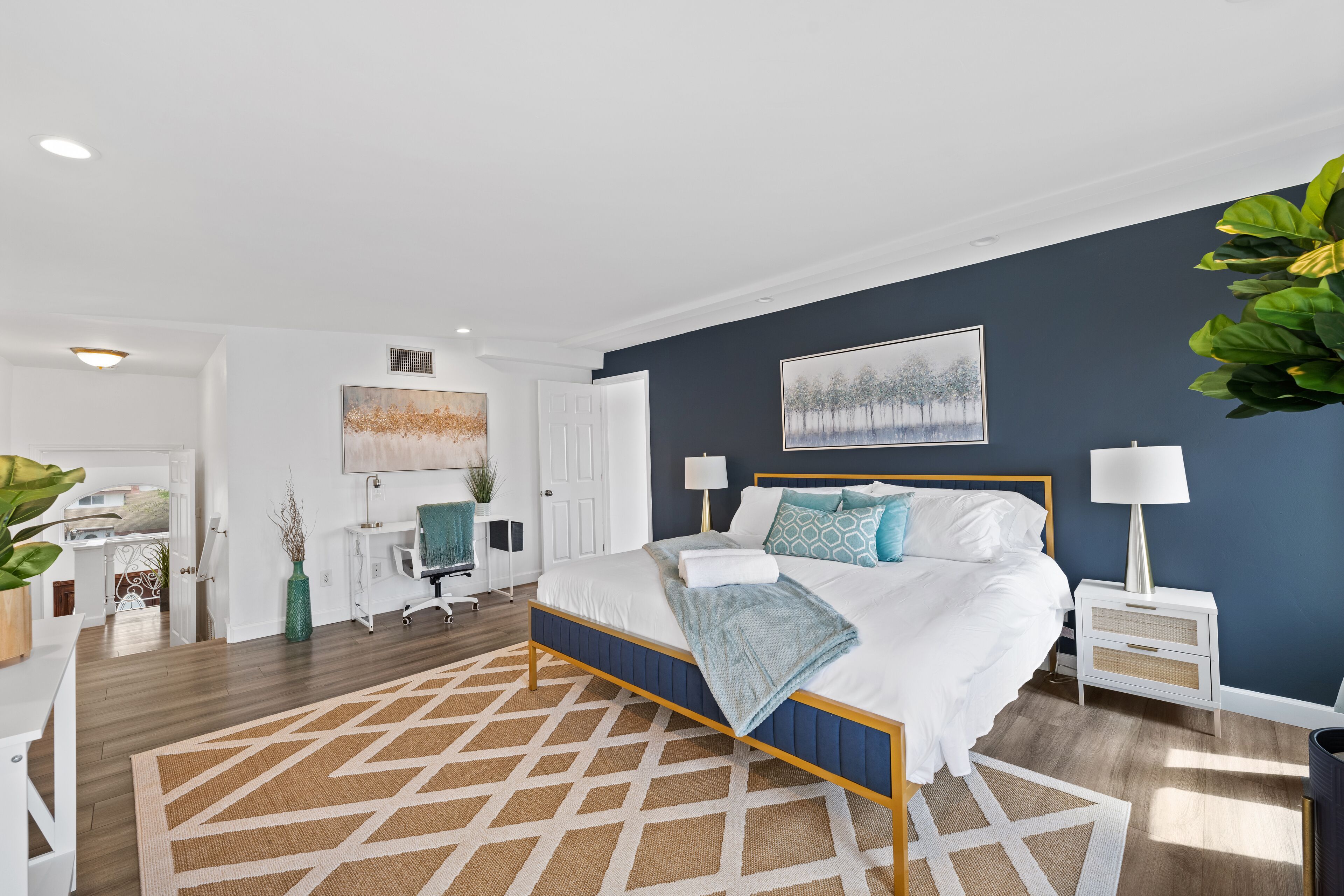 Huge Family Friendly Retreat! Centrally Located!