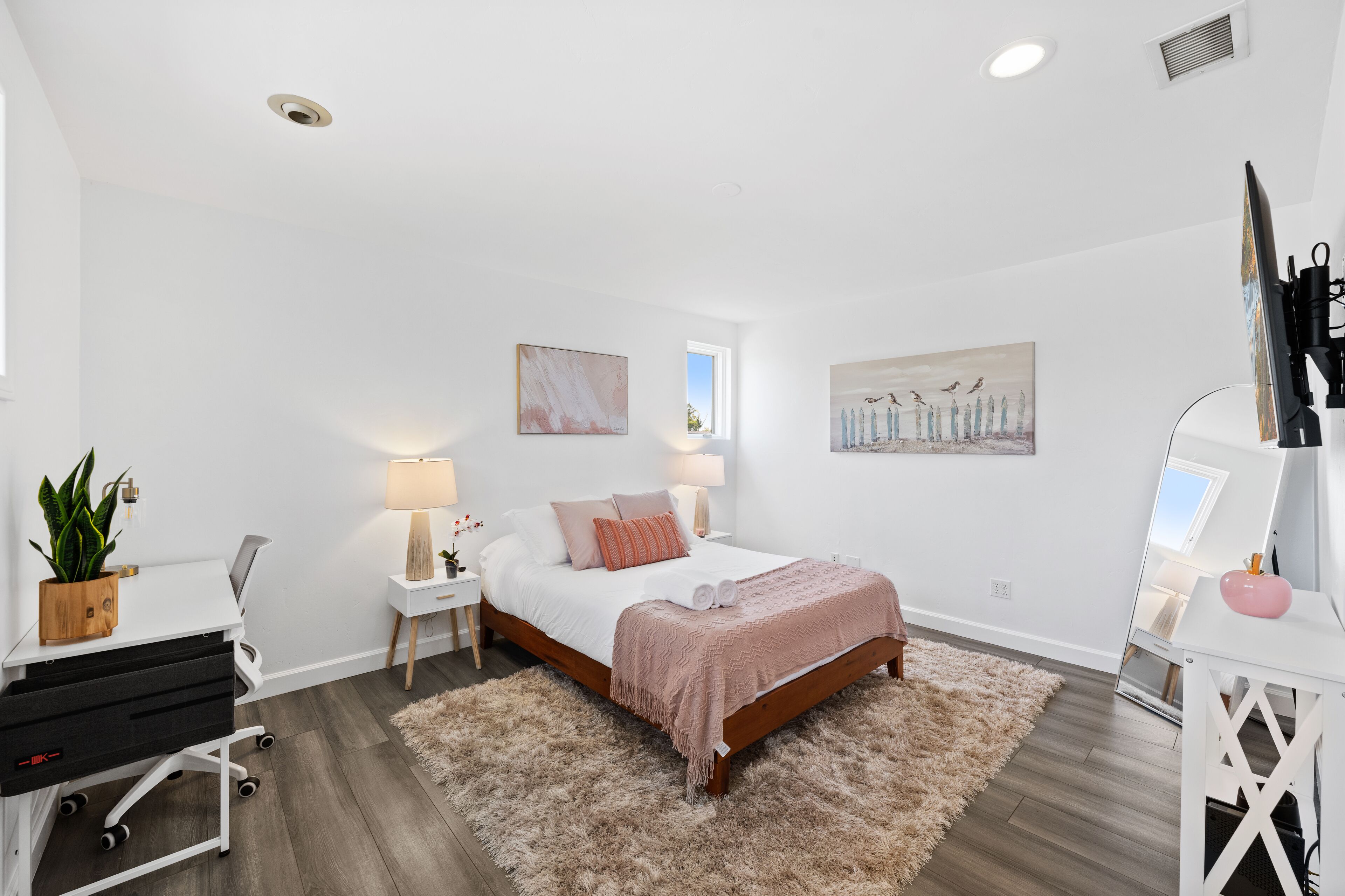 Huge Family Friendly Retreat! Centrally Located!