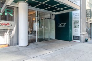 Exterior detail - Lovely Midtown 1BR w/ Doorman, Gym & W/D, nr Rock Center, by Blueground (Midtown)