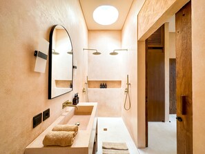 Villa, 2 Bedrooms | Bathroom | Free toiletries, towels, soap, shampoo - Villa Mahuwa (Canggu)