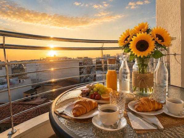 Outdoor dining - Apt  near center & port (Torrevieja)