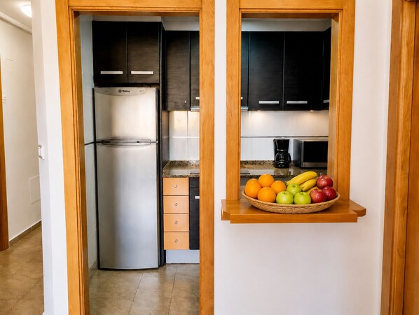 Wasserkocher mit Kaffee-/Teezubehör, Kühlschrank, Mikrowelle, Ofen