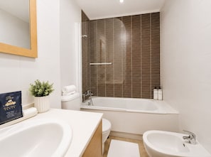Combined shower/tub, hair dryer, towels - Apt  near center & port (Torrevieja)
