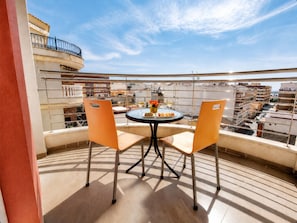 Outdoor dining - Apt  near center & port (Torrevieja)