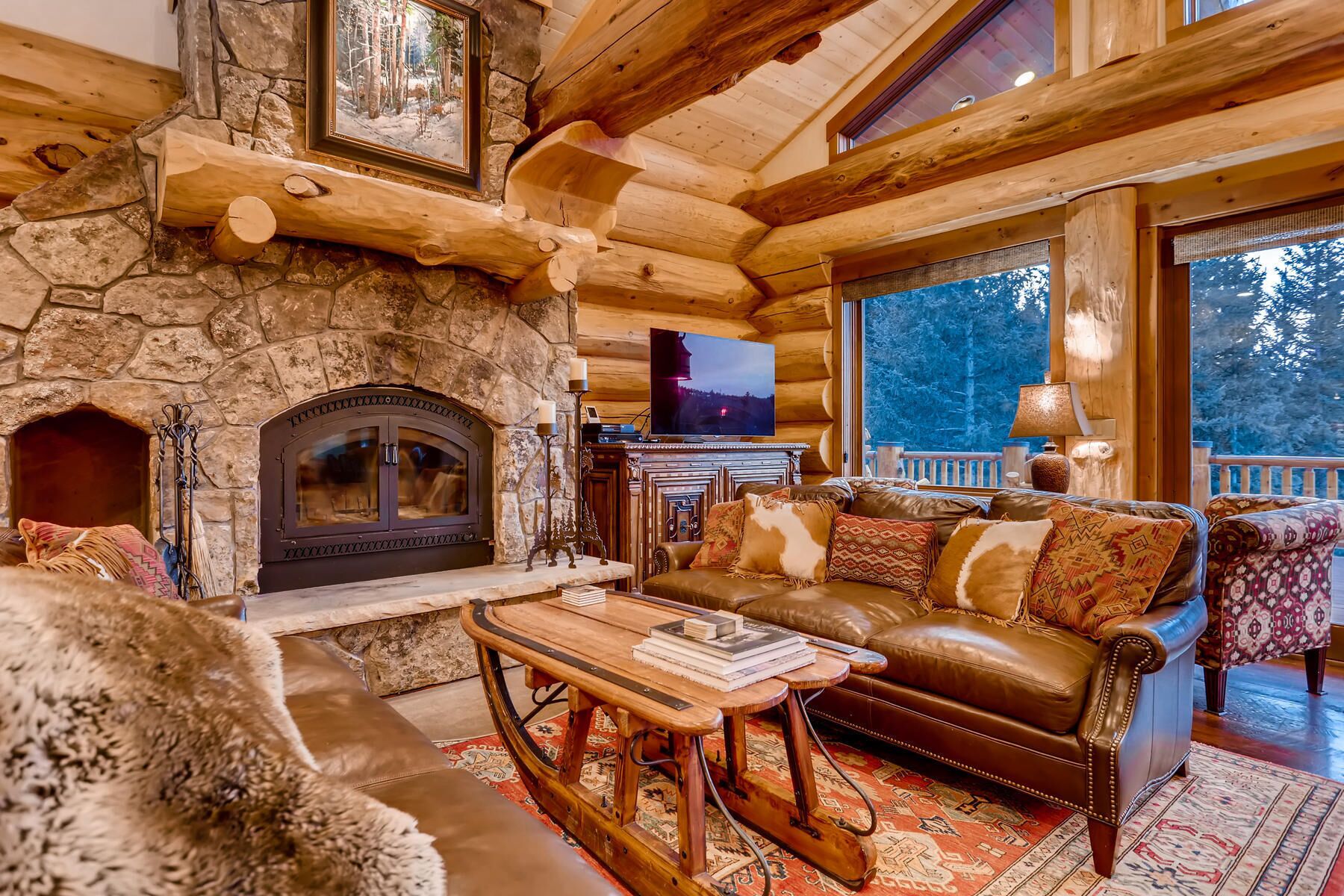 Fernseher, Kamin, DVD-Player, Bücher