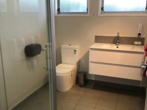 Buồng tắm vòi sen, vòi sen thủy lực, máy sấy tóc, khăn tắm
