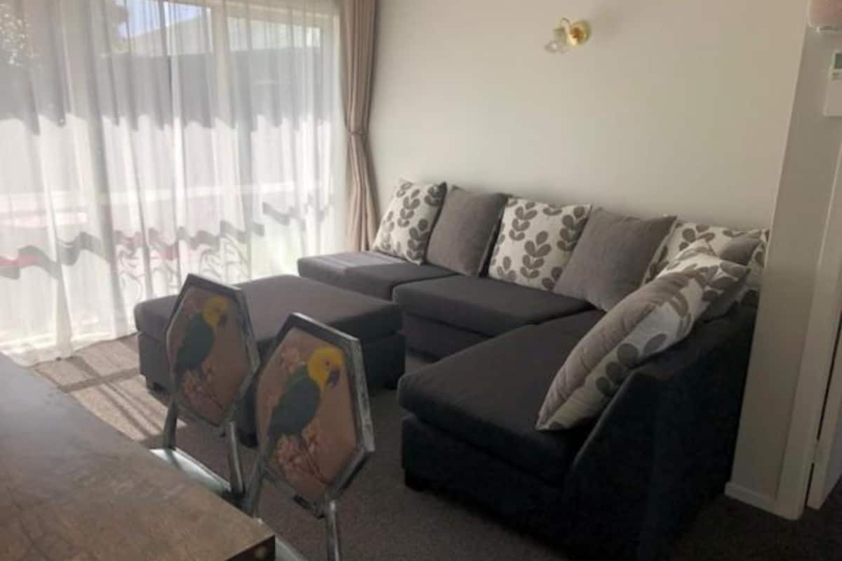Two Bedroom Apartment | 거실 공간 | 케이블 채널 시청이 가능한 29인치 평면 TV, TV