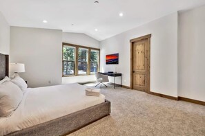 4 slaapkamers, een bureau, een strijkplank/strijkijzer, gratis wifi