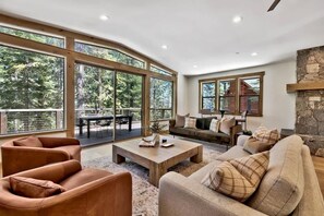 Smart TV, fireplace, video games, stereo - Treetops Adventure Lodge: Designer Home+Hot Tub+AC (Tahoe Vista)
