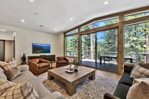Smart TV, fireplace, video games, stereo - Treetops Adventure Lodge: Designer Home+Hot Tub+AC (Tahoe Vista)