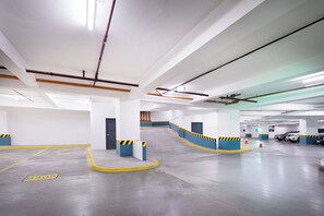 Free self parking - Hotel101 - Fort (Taguig)