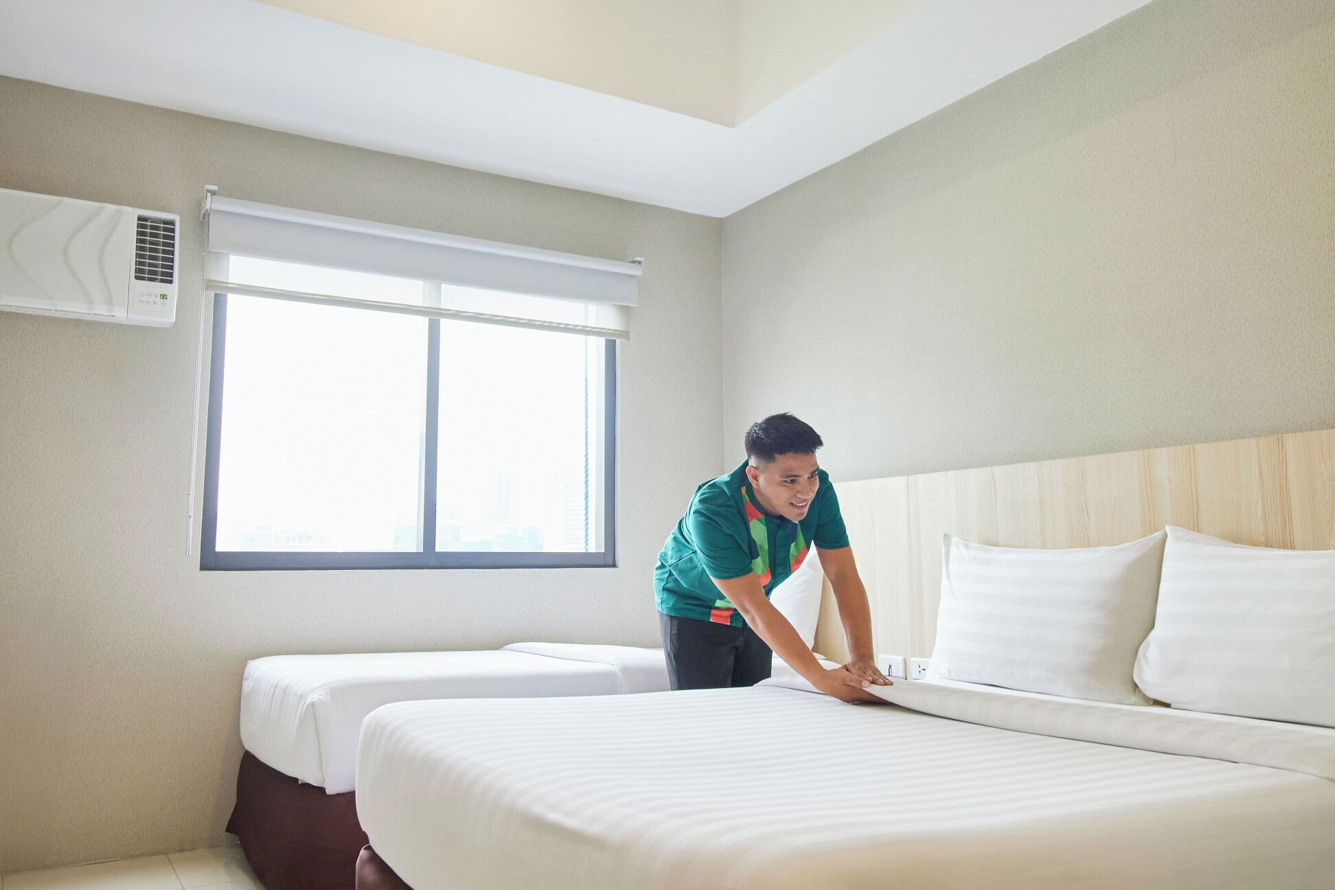 高級寢具、記憶棉床墊、房內夾萬、書桌