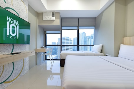 Premium bedding, memory foam beds, in-room safe, desk. Hotel101 - Fort