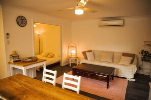 Una televisión, un reproductor estéreo