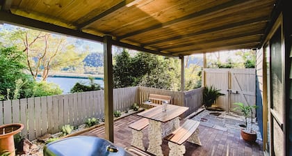 Stunning river views! Private guesthouse/courtyard close to national park & more