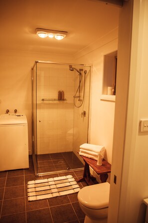Douche, sèche-cheveux, serviettes fournies, savon