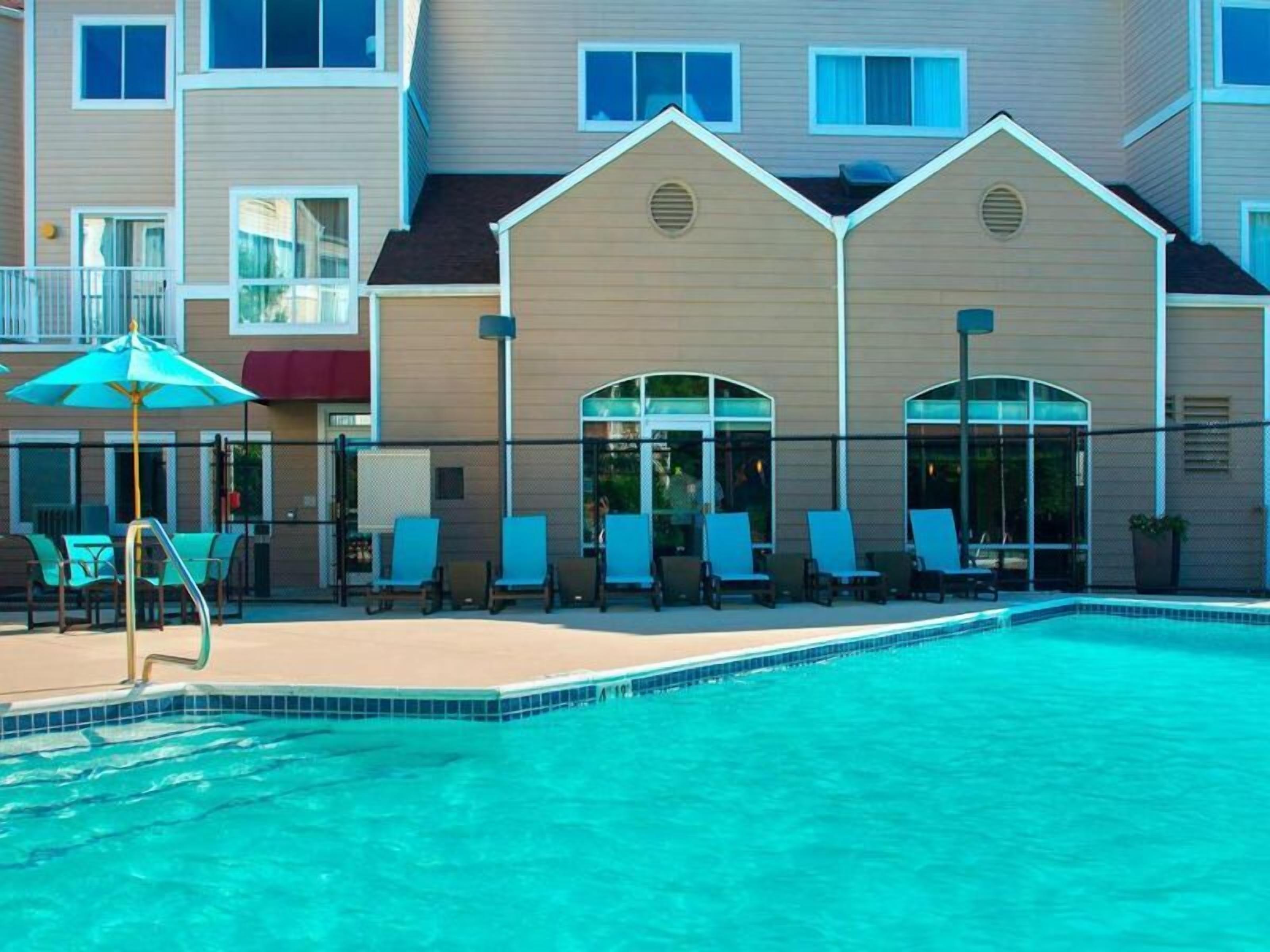 Comfort and Convenience! 2 Pleasant Units, Kitchenette, Free Parking, Pool