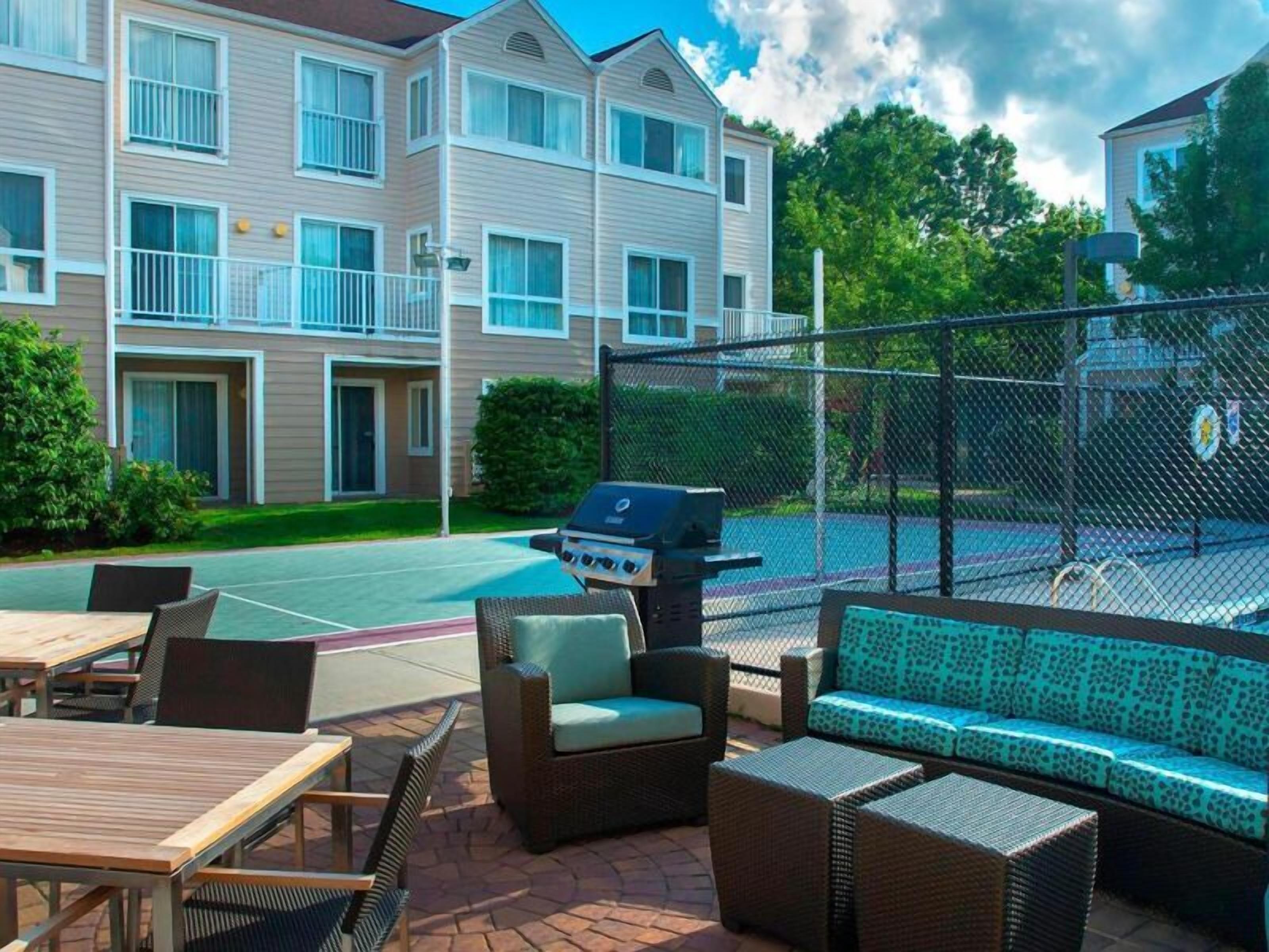 Comfort and Convenience! 2 Pleasant Units, Kitchenette, Free Parking, Pool