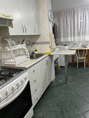 Kjøleskap, mikrobølgeovn, ovn og kokeplater