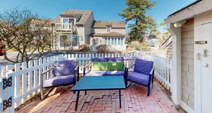 Coastal townhome with easy beach access, beach gear, balconies, grill, W/D, & AC