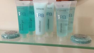 Secador de pelo, toallas, jabón, shampoo