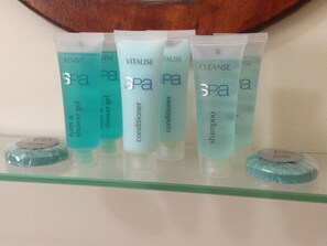 Hiustenkuivaaja, pyyhkeet, saippua, sampoo