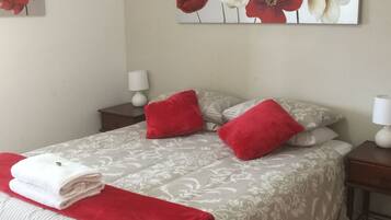 1 makuuhuone, silitysrauta/-lauta, vuodevaatteet