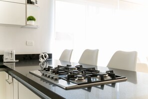 Frigorífic, microones, forn i placa de cuina 